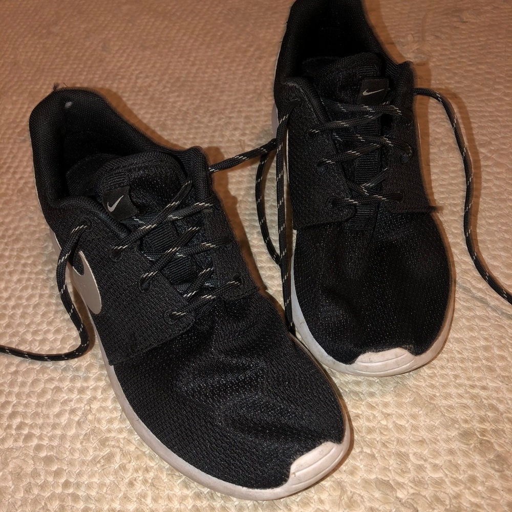 Black Nike Roches size 7